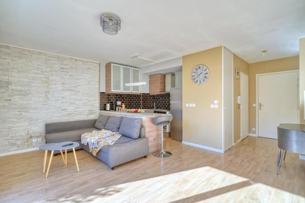 Charmant Studio Avec Terrasse Et Parking Corbeil-Essonnes Buitenkant foto